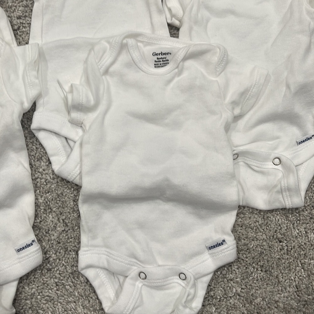 Pack of 5 NB Gerber Onesies - Picture 2 of 2